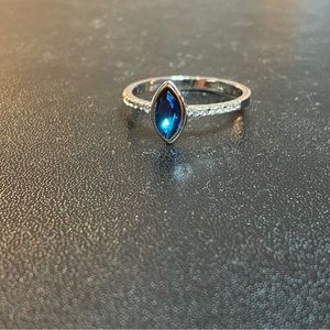 Aquamarine stone on a sterling silver band size 9